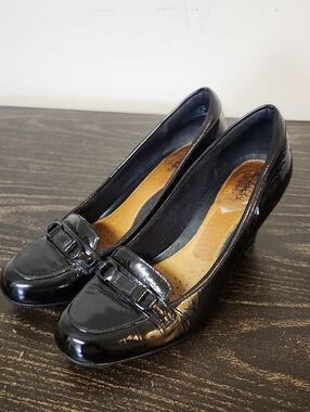 Clark’s Artisan Black Patten Leather pumps Chunky Heels